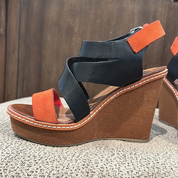 Dolce Vita Wedge Sandal. Burnt Orange/Black. Size 6 - Picture 3 of 8